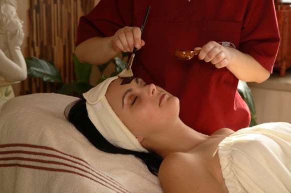 Jak pielęgnować skórę jesienią Zdrowie, BIZNES - Po gorącym, słonecznym lecie cieszymy się piękną, oliwkową opalenizną. Pragniemy zatrzymać ją na dłużej, aby jeszcze w pierwszych jesiennych dniach czuć się atrakcyjnie i chwalić się opaloną, gładką skórą. Jednak po wakacyjnych kąpielach skóra potrzebuje regeneracji.