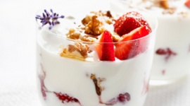 Jogurt − składnik diety do „zadań specjalnych” podczas wiosennego przesilenia Zdrowie, BIZNES - Przedwiośnie to czas budzenia się z zimowego letargu. Dużo łatwiej jednak zrzucić ciepłe kurtki i grube szaliki niż pozbyć się uczucia znużenia i zmęczenia, które jest niechcianym, za to częstym objawem po kilku miesiącach chłodów oraz niedostatku słońca.