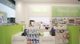 Kolejna drogeria Natura w Kołobrzegu Zdrowie, BIZNES - Natura, jedna z największych sieci drogerii w Polsce, już 8 kwietnia otwiera nową placówkę w Kołobrzegu. Lokal prowadzony w systemie agencyjnym znajdować się będzie przy ul. Rodziewiczówny 1. To druga placówka w tym mieście, po otwartej w ubiegłym roku drogerii w Galerii Hosso.