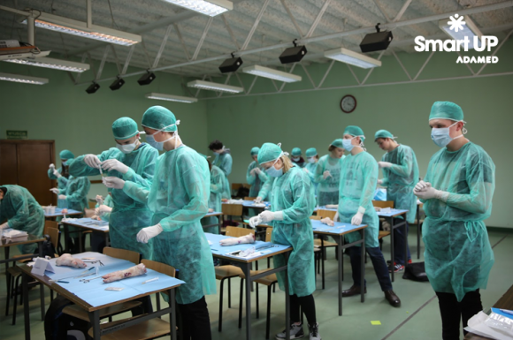 Poznawanie przez eksperymentowanie – rusza ADAMED SmartUP Academy Zdrowie, BIZNES - Czy kazeina mleka jest większa od ovoalbuminy jajka? Jak zbudowana jest słynna podwójna helisa? Odpowiedzi na m.in. te pytania wspólnie będą poszukiwać uczestnicy ADAMED SmartUP Academy.