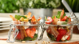 Słoik do pracy? Tak – wypełniony sałatkami! Przepisy na wiosenny lunch Zdrowie, BIZNES - Co na lunch? Zaczynające pysznić się na straganach warzywa aż się proszą, by po nie sięgnąć! Zamiast tradycyjnego obiadu lub drugiego śniadania do pracy możemy przygotować pyszne, obfite w witaminy i inne składniki mineralne, sałatki.