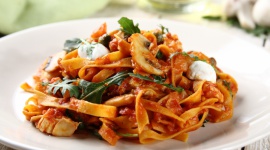 Europa smakuje! Czyli 5 kulinarnych inspiracji z kuchni Starego Kontynentu Zdrowie, BIZNES - Nastał ulubiony czas wszystkich pracowników i uczniów – wakacje. A wraz z nimi - upragnione urlopy. Niezapomniane podróże, odkrycia, niezliczone ilości zdjęć, wzruszeń i pamiątek.