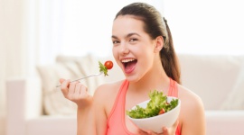 Waga jako drażliwy temat: jak rozmawiać z nastolatką? Zdrowie, BIZNES - Mamo, jestem zbyt gruba! Wszystkie koleżanki w klasie są szczuplejsze ode mnie! – jeśli nie raz słyszałaś z ust swojej pociechy takie sformułowania, to znak, że twoja nastoletnia córka zaczęła zwracać uwagę na swoją wagę. Jak rozmawiać o wadze z dorastającą córką?