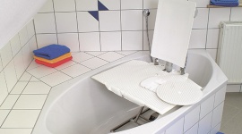 Jak dostosować łazienkę do potrzeb niepełnosprawnych? Zdrowie, BIZNES - Życie osoby niepełnosprawnej usłane jest wieloma niedogodnościami. Na każdym kroku spotyka się bariery, które uniemożliwiają jej samodzielne funkcjonowanie.