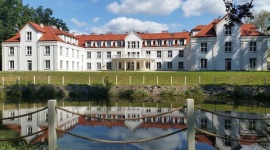 Pałac dla Seniora uroczyście otwarty Zdrowie, BIZNES - Pałac dla Seniora oficjalnie zainaugurował swoją działalność. W tym wyjątkowym, pięknie położonym domu opieki dla seniorów przebywa już kilkunastu rezydentów.