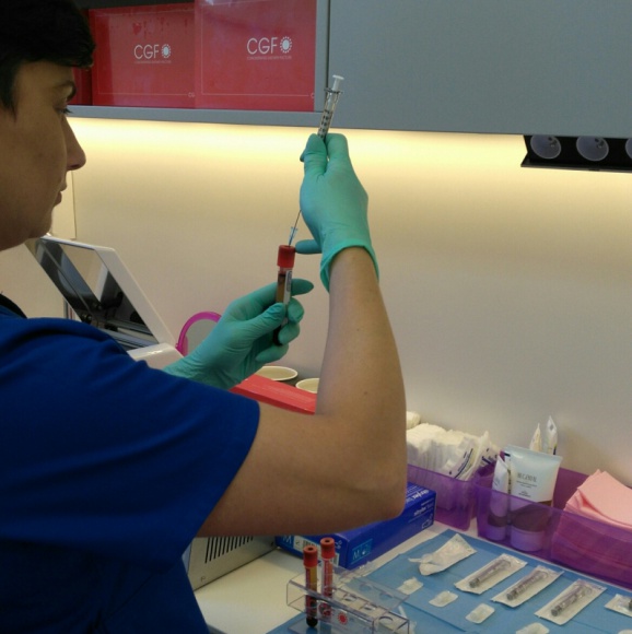 Centrum Leczenia Osoczem w Białymstoku. Innowacyjne terapie regeneracyjne Zdrowie, BIZNES - Nowa placówka specjalizuje się w leczeniu urazów ortopedycznych i schorzeń dermatologicznych za pomocą preparatów pozyskiwanych z własnej krwi pacjenta. To przełomowe metody terapeutyczne, stosowane w medycynie regeneracyjnej.