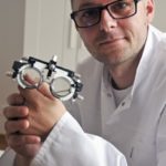 W jakich sytuacjach Polacy sięgają na po okulary? Wyniki najnowszego raportu