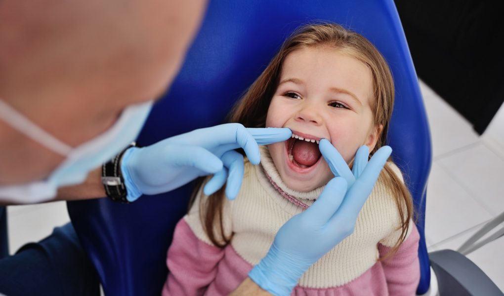 Od cukierka do dziury w zębie. Jak uchronić dziecko przed próchnicą?