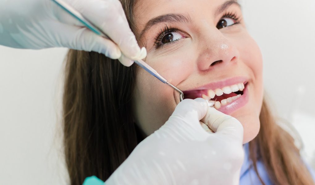 Mocne i zdrowe dziąsła – jak o nie dbać?