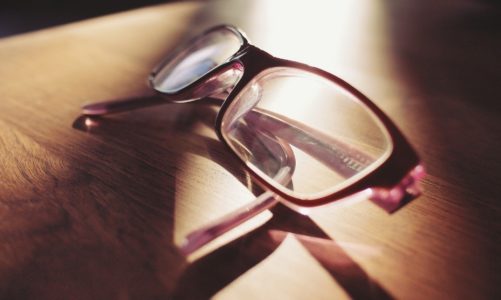 Polacy częściej wybierają optyka-rzemieślnika niż „sieciówkę