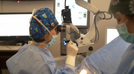 Nie chcemy nosić okularów. Dlaczego? Zdrowie, BIZNES - Z roku na rok rośnie liczba osób, które nie chcą nosić okularów i decydują się na operacyjnie usunięcie wady wzroku. Wzrost dotyczy szczególnie osób z tzw. starczowzrocznością, u których konieczność noszenia okularów korekcyjnych pojawia się po 40. roku życia