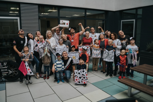 W Przylądku Nadziei wystartował Charytatywny Maraton Szycia. Teraz Wasza kolej! Zdrowie, BIZNES - Mali Pacjenci kliniki onkologicznej „Przylądek Nadziei” we Wrocławiu wzięli udział w wyjątkowym przedsięwzięciu: zaprojektowali... najprawdziwszą maszynę do szycia! Nazywa się "Nadzieja", wyprodukowała ją firma Łucznik i w niedzielę miała swoją oficjalną premierę.