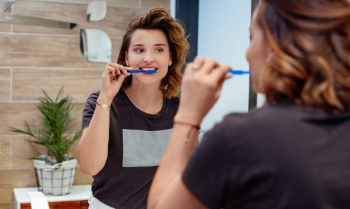 Przykry zapach z ust? 6 na 10 osób ma ten problem