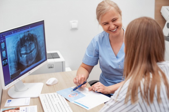 Zeskanuj swój uśmiech u dentysty Zdrowie, BIZNES - Cyfrowe skanowanie uśmiechu – brzmi nowocześnie, intrygująco, ale… czym dokładnie jest? To najnowocześniejsza metoda analizy stanu naszych zębów w gabinecie dentystycznym, jest alternatywą klasycznego wycisku.