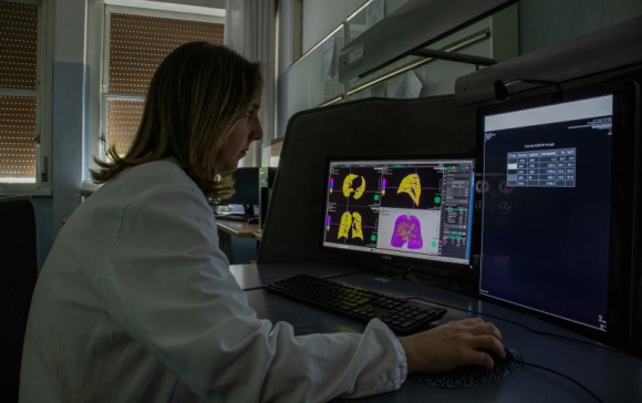 Synapse 3D ułatwia zarządzanie diagnostyką pacjentów podczas pandemii COVID19 Zdrowie, BIZNES - Szpital uniwersytecki w Pizie wykorzystuje Synapse 3D do poprawy zarządzania diagnostyką pacjentów podczas pandemii COVID19.