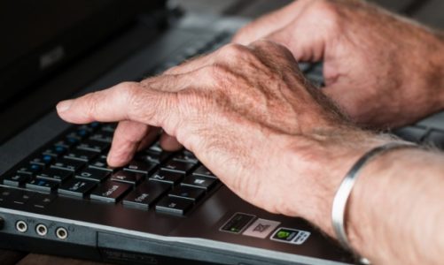 Żyjemy dłużej, pracujemy dłużej – jak dbać o zdrowie pracowników 50+?