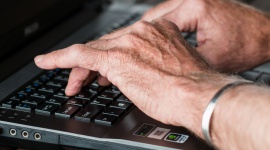 Żyjemy dłużej, pracujemy dłużej – jak dbać o zdrowie pracowników 50+? Zdrowie, BIZNES - Wydłużający się czas życia wpływa też na okres naszej aktywności zawodowej, więc pracodawcy powinni pamiętać o dostosowaniu medycyny pracy do pracowników 50+, których jest coraz więcej.