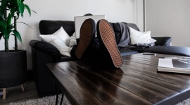 Jak pracodawca może zadbać o BHP pracowników zdalnych? Zdrowie, BIZNES - Już nawet 1/3 pracowników może wykonywać obowiązki zdalnie. Praca w warunkach domowych jest szczególnie niebezpieczna dla kręgosłupa, ale może też prowadzić do innych przewlekłych schorzeń. Problem zauważyli już pracodawcy i podejmują działania.