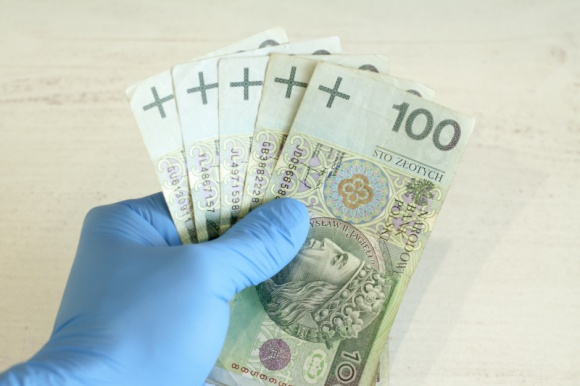 Firma BEST po raz kolejny wspiera walkę z COVID-19 na Pomorzu Zdrowie, BIZNES - Pracownicy BEST oraz sama spółka po raz kolejny włączyli się w walkę ze skutkami epidemii COVID-19. W ramach zbiórki zorganizowanej wśród pracowników BEST zgromadzono 8,6 tys. zł. Kolejne 40 tys. zł przekazała firma BEST.