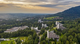 Rehabilitacja pulmonologiczna dla pacjentów po COVID-19 w Uzdrowisku Ustroń Zdrowie, BIZNES - Skala zachorowań na COVID-19 w Polsce wciąż utrzymuje się na rekordowo wysokim poziomie. Specjalistycznej opieki potrzebują również ozdrowieńcy. Pomóc może specjalny program rehabilitacji po przebytym COVID-19, który jest dostępny w Uzdrowisku Ustroń.